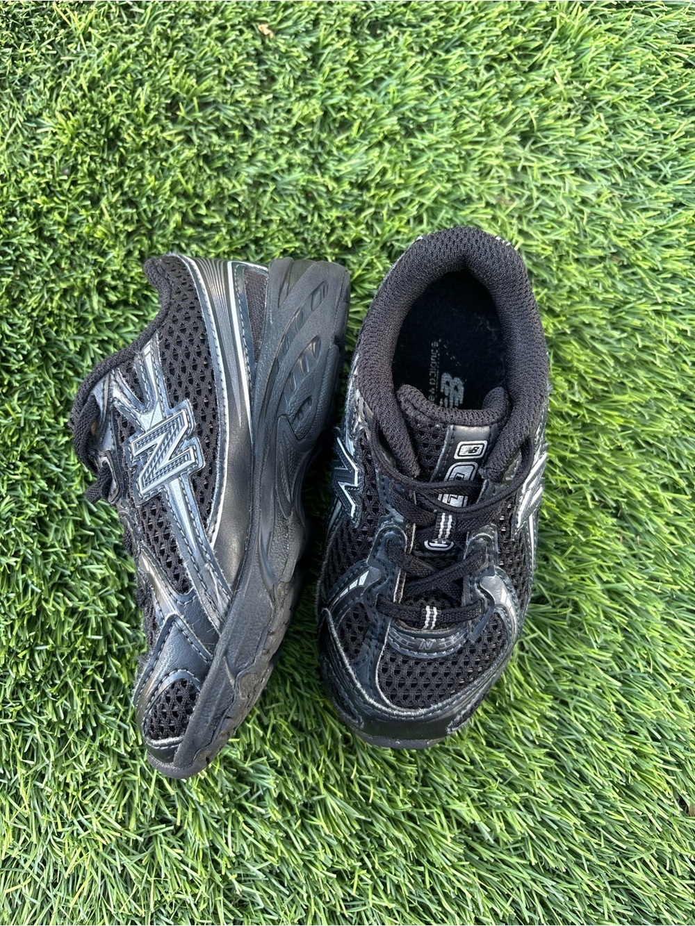 New Balance Kids Black & Silver Mesh Sneakers size 8